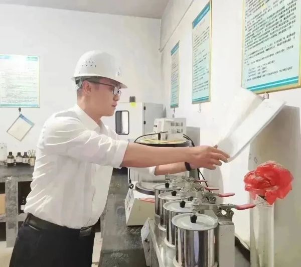 長沙太空金路橋材料有限公司,雙鋼輪壓路機,福格勒瀝青攤鋪機,AC系列,AF系列,SBS系列 長沙太空金路橋材料有限公司,雙鋼輪壓路機,福格勒瀝青攤鋪機,AC系列,AF系列,SBS系列