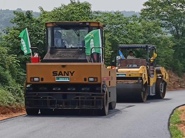 長(zhǎng)沙太空金路橋材料有限公司,雙鋼輪壓路機(jī),福格勒瀝青攤鋪機(jī),AC系列,AF系列,SBS系列